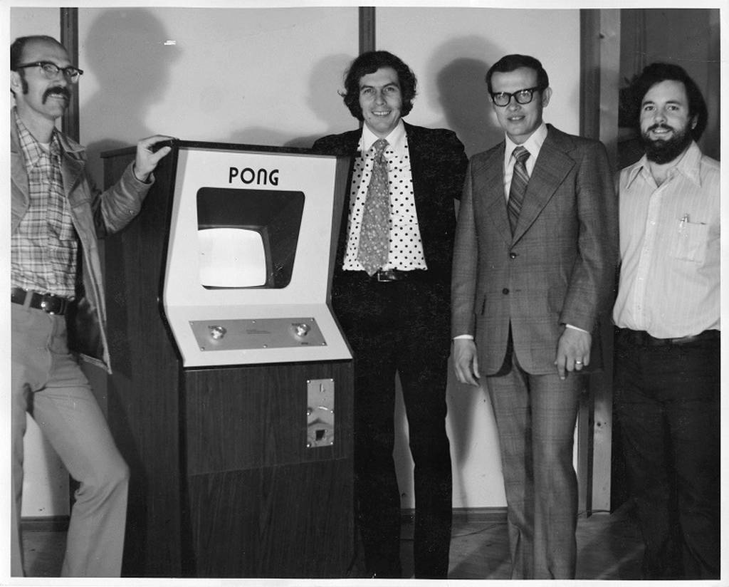 Ted Dabney, Nolan Bushnell y Alan Alcorn con una máquina de Pong